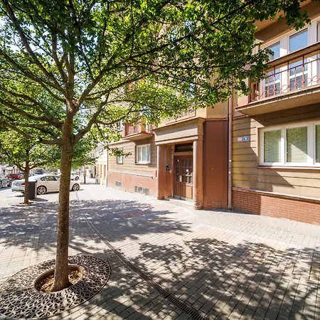 Premium With Balcony In דירה קרלובי וארי
