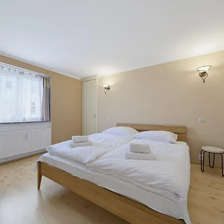 Premium With Balcony In דירה קרלובי וארי